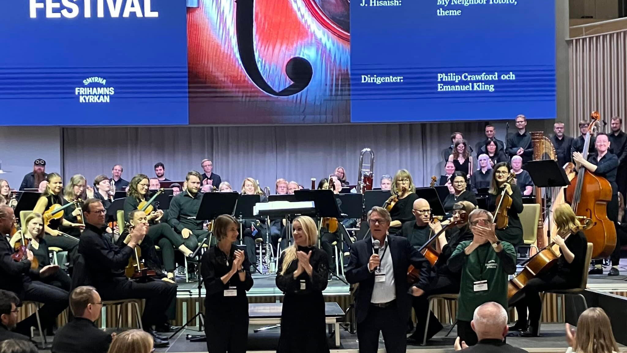 Styrelsen i Syskonorkestrarna i Väst tar emot applåder efter sista konserten under orkesterfestivalen 2023